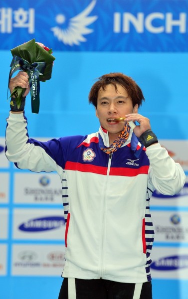 林子琦勇奪金牌,高興得高舉花束、口咬金牌。(記者王藝菘攝) 林子琦勇奪金牌,高興得高舉花束、口咬金牌。(記者王藝菘攝)