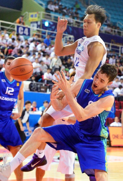 仁川亞運23日進行男子籃球台灣對哈薩克第一場賽程,台灣隊林志傑(上)與哈薩克球員爭搶籃板。(記者王藝菘攝) 仁川亞運23日進行男子籃球台灣對哈薩克第一場賽程,台灣隊林志傑(上)與哈薩克球員爭搶籃板。(記者王藝菘攝)