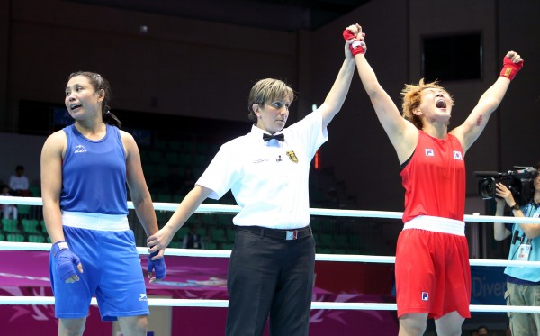 印度選手(藍衣)一路壓著南韓選手打,但最後卻是南韓選手獲勝,讓印度選手的丈夫一度與安全人員爆發衝突。(法新社) 印度選手(藍衣)一路壓著南韓選手打,但最後卻是南韓選手獲勝,讓印度選手的丈夫一度與安全人員爆發衝突。(法新社)