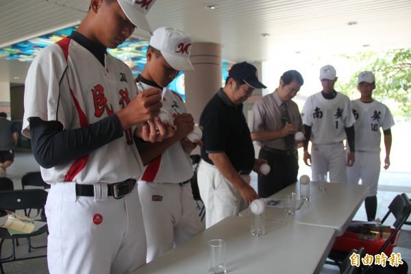 與會棒球選手及貴賓在棒球上簽名留念。
(記者黃文鍠攝) 與會棒球選手及貴賓在棒球上簽名留念。
(記者黃文鍠攝)