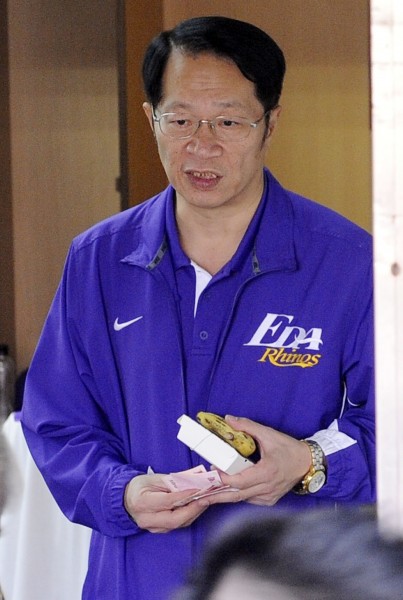 義大犀牛領隊謝秉育表示,明年球季馮喬許及大威都會留任。(資料照,記者陳志曲攝) 義大犀牛領隊謝秉育表示,明年球季馮喬許及大威都會留任。(資料照,記者陳志曲攝)