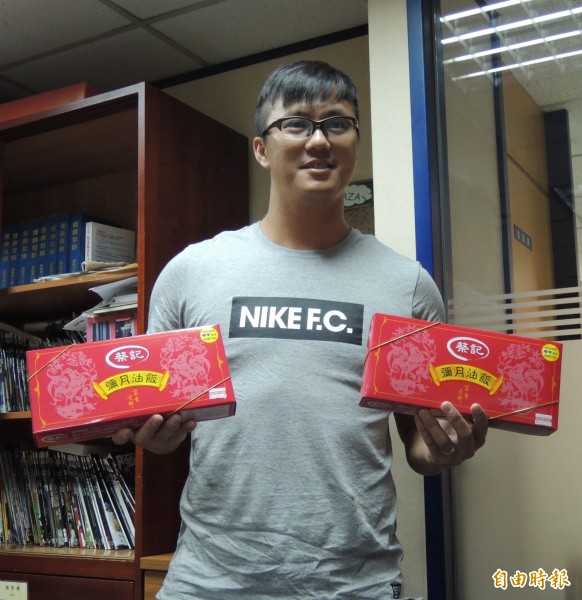 高國輝送彌月油飯到聯盟。(記者徐正揚攝) 高國輝送彌月油飯到聯盟。(記者徐正揚攝)