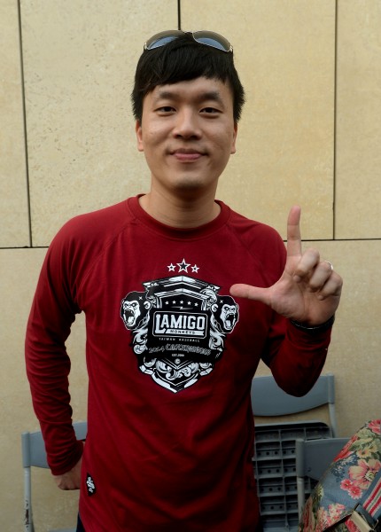 猿隊領隊劉玠廷也忍不住問,「領隊也有一台嗎?」。(記者林正堃攝) 猿隊領隊劉玠廷也忍不住問,「領隊也有一台嗎?」。(記者林正堃攝)