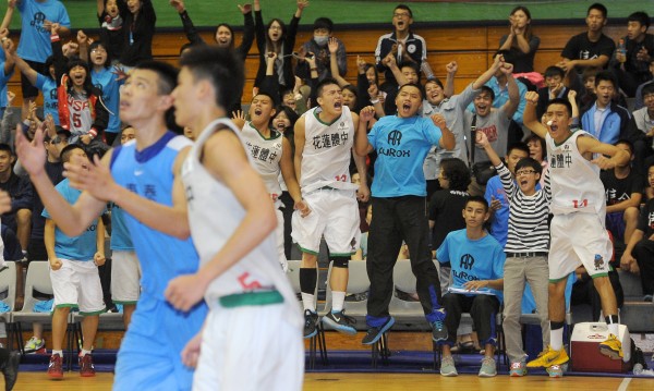 花體險勝東泰,以小組第1晉級預賽。(記者劉信德攝) 花體險勝東泰,以小組第1晉級預賽。(記者劉信德攝)