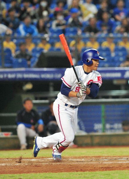 台灣隊第四棒王柏融7局下敲出三壘安打,讓全場球迷超激動。(記者廖耀東攝) 台灣隊第四棒王柏融7局下敲出三壘安打,讓全場球迷超激動。(記者廖耀東攝)