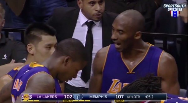 轉播畫面中可以看到Kobe不爽向林書豪狂念的畫面,責怪他傳球錯誤。(照片擷自YouTube) 轉播畫面中可以看到Kobe不爽向林書豪狂念的畫面,責怪他傳球錯誤。(照片擷自YouTube)