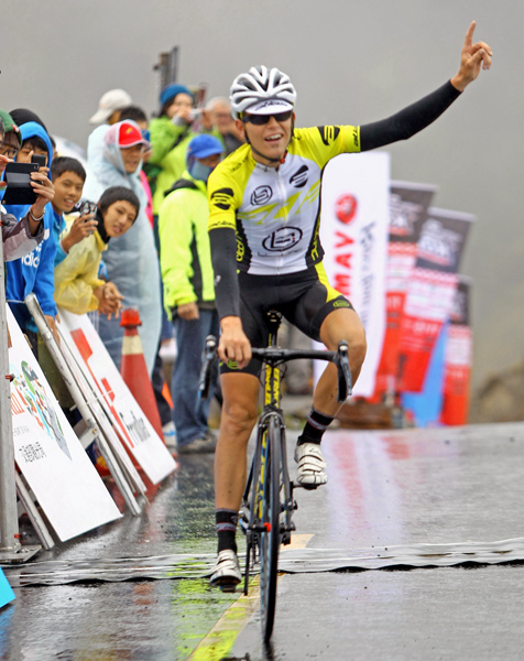 丹麥車手艾柏森率先衝回終點,拿下2014登山王冠軍與百萬獎金。(騎士協會提供) 丹麥車手艾柏森率先衝回終點,拿下2014登山王冠軍與百萬獎金。(騎士協會提供)