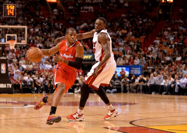 快艇隊「CP3」保羅(Chris Paul)(圖左)今天拿下26分、12助攻,串起球隊攻勢,是球隊贏球的大功臣。(圖自USA Today Sports) 快艇隊「CP3」保羅(Chris Paul)(圖左)今天拿下26分、12助攻,串起球隊攻勢,是球隊贏球的大功臣。(圖自USA Today Sports)