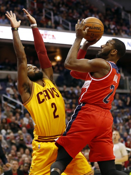 巫師隊沃爾(John Wall)(右)今天20投12中,28分、6籃板、7助攻並有4抄截的好表現,帶領巫師贏球。(USA Today Sports) 巫師隊沃爾(John Wall)(右)今天20投12中,28分、6籃板、7助攻並有4抄截的好表現,帶領巫師贏球。(USA Today Sports)