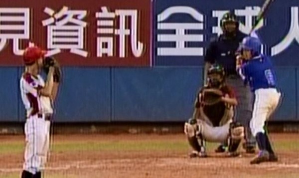 今天下午蘇澳海事(藍白隊服)對上政大附中(紅白隊服),就將對方以43比0血洗,提前5局結束比賽。(圖片截取自緯來體育台) 今天下午蘇澳海事(藍白隊服)對上政大附中(紅白隊服),就將對方以43比0血洗,提前5局結束比賽。(圖片截取自緯來體育台)