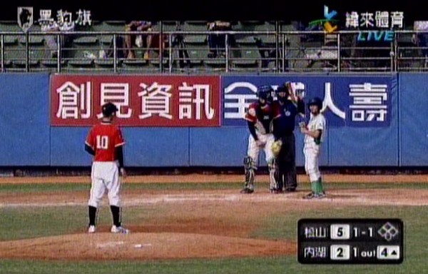 第2屆黑豹旗高中聯賽今天舉行台北內戰,由內湖高中(紅白球衣)對上松山高中(綠白球衣)。(圖片擷取自緯來體育台) 第2屆黑豹旗高中聯賽今天舉行台北內戰,由內湖高中(紅白球衣)對上松山高中(綠白球衣)。(圖片擷取自緯來體育台)