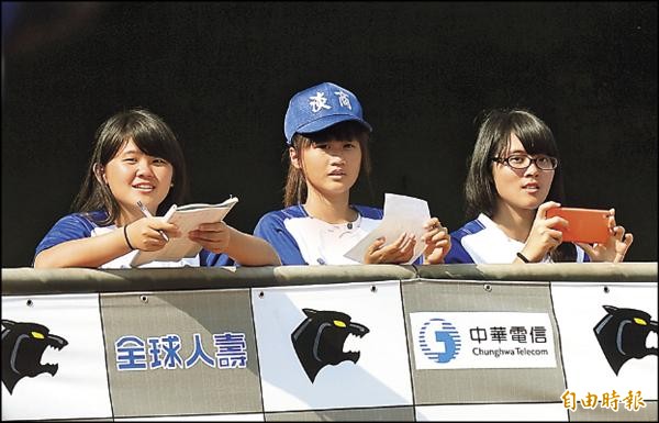 淡商球隊經理鄭渝平(左起)、王慈欣和張紫崴。(記者林正堃攝) 淡商球隊經理鄭渝平(左起)、王慈欣和張紫崴。(記者林正堃攝)