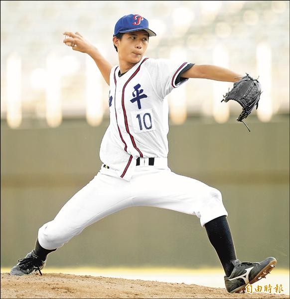 和平高中隊長韋明完投5局只失2分。(記者林正堃攝) 和平高中隊長韋明完投5局只失2分。(記者林正堃攝)
