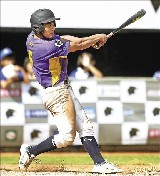 清華高中羅宇竣完投7局拿下勝投,還貢獻4分打點。(記者林正堃攝) 清華高中羅宇竣完投7局拿下勝投,還貢獻4分打點。(記者林正堃攝)