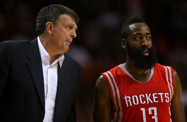 哈登(James Harden)(圖右)今天全場34分、8助攻、6籃板、4抄截,雖然另有5失誤,但還是幫助球隊取得勝利。(法新社) 哈登(James Harden)(圖右)今天全場34分、8助攻、6籃板、4抄截,雖然另有5失誤,但還是幫助球隊取得勝利。(法新社)