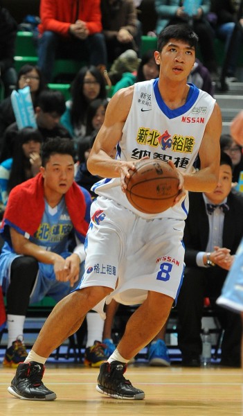 周柏臣三分球7投4中,幫助裕隆拿下開季4連勝,是目前唯一未嚐敗績的球隊。(資料照,記者王敏為攝) 周柏臣三分球7投4中,幫助裕隆拿下開季4連勝,是目前唯一未嚐敗績的球隊。(資料照,記者王敏為攝)