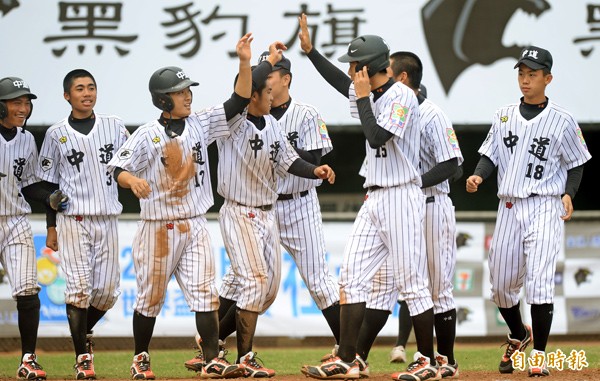 中道高中經過延長賽驚險獲勝,跑回致勝分的王宣惟(左三)與隊友興奮擊掌。(記者林正堃攝) 中道高中經過延長賽驚險獲勝,跑回致勝分的王宣惟(左三)與隊友興奮擊掌。(記者林正堃攝)