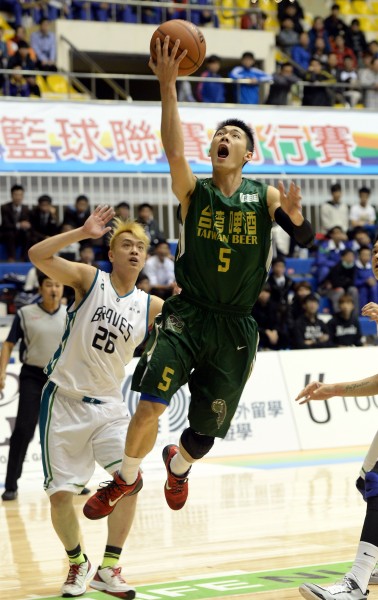 劉錚半場得到16分,幫助台啤38比33領先勇士5分。(記者林正堃攝) 劉錚半場得到16分,幫助台啤38比33領先勇士5分。(記者林正堃攝)