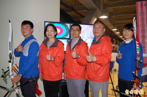 世大運奪金備戰,台北市立大學校長戴遐齡(左二起)、南韓奧運金牌教練田仁秀、競技運動訓練研究所所長徐台閣都對國內首創的影像心率等雲端高科技系統寄予厚望。(記者梁偉銘攝) 世大運奪金備戰,台北市立大學校長戴遐齡(左二起)、南韓奧運金牌教練田仁秀、競技運動訓練研究所所長徐台閣都對國內首創的影像心率等雲端高科技系統寄予厚望。(記者梁偉銘攝)