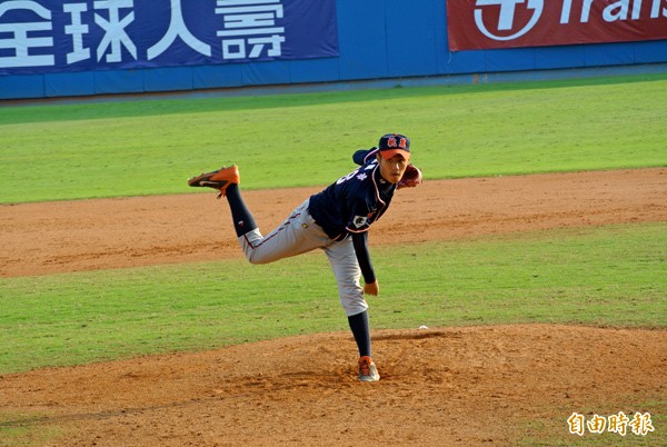 桃農投手鄭浩均後援3.2局無失分,是守住勝利的功臣。(記者倪婉君攝) 桃農投手鄭浩均後援3.2局無失分,是守住勝利的功臣。(記者倪婉君攝)