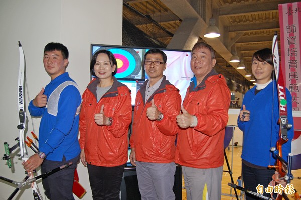 台北市立大學校長戴遐齡(左二)、南韓奧運金牌教練田仁秀(中)、競技運動訓練研究所所長徐台閣(右二)都對國內首創的影像心率等雲端高科技系統寄予厚望。(記者梁偉銘攝) 台北市立大學校長戴遐齡(左二)、南韓奧運金牌教練田仁秀(中)、競技運動訓練研究所所長徐台閣(右二)都對國內首創的影像心率等雲端高科技系統寄予厚望。(記者梁偉銘攝)