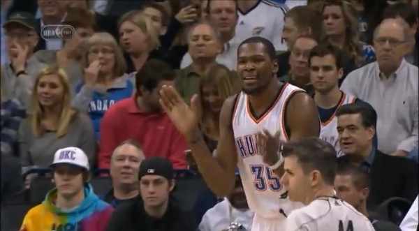 杜蘭特(Kevin Durant)在比賽中有空檔頻要球,但隊友就是不給。(圖擷取自YouTube) 杜蘭特(Kevin Durant)在比賽中有空檔頻要球,但隊友就是不給。(圖擷取自YouTube)