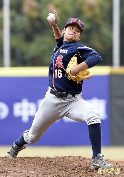 桃農黃勃睿擔任先發投手,順利完成3局無失分任務後退場。(記者陳志曲攝) 桃農黃勃睿擔任先發投手,順利完成3局無失分任務後退場。(記者陳志曲攝)