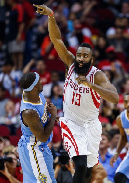 哈登在球賽最後0.1秒時搶到籃板,拿下另類的「壓哨大三元」。(USA Today Sports) 哈登在球賽最後0.1秒時搶到籃板,拿下另類的「壓哨大三元」。(USA Today Sports)