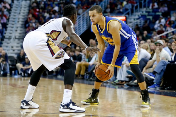 「浪花哥」柯瑞(Stephen Curry)攻下34分,帶領勇士以128:122在延長賽力克鵜鶘,收下16連勝,持續締造隊史最長連勝紀錄。(今日美國) 「浪花哥」柯瑞(Stephen Curry)攻下34分,帶領勇士以128:122在延長賽力克鵜鶘,收下16連勝,持續締造隊史最長連勝紀錄。(今日美國)