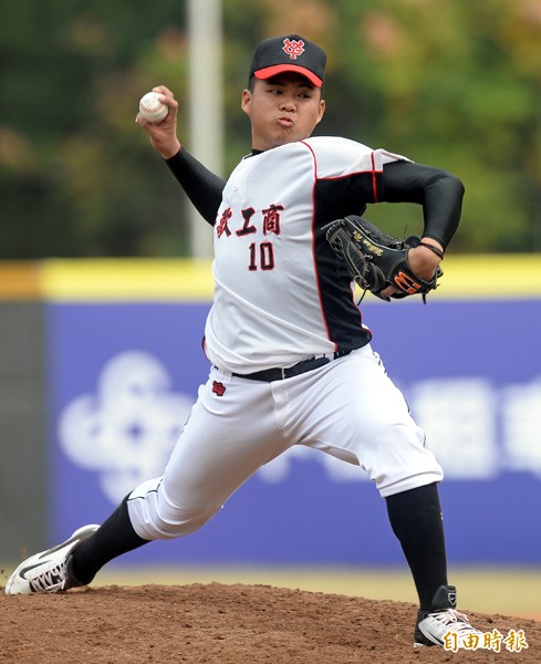 鶯歌工商吳承諭只差一人次就拿下完投勝,全場飆出14次三振,助隊挺進8強。(記者林正堃攝) 鶯歌工商吳承諭只差一人次就拿下完投勝,全場飆出14次三振,助隊挺進8強。(記者林正堃攝)