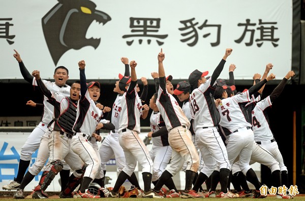 鶯歌工商驚險擊敗三民高中,球員賽後比出勝利手勢慶祝。(記者林正堃攝) 鶯歌工商驚險擊敗三民高中,球員賽後比出勝利手勢慶祝。(記者林正堃攝)