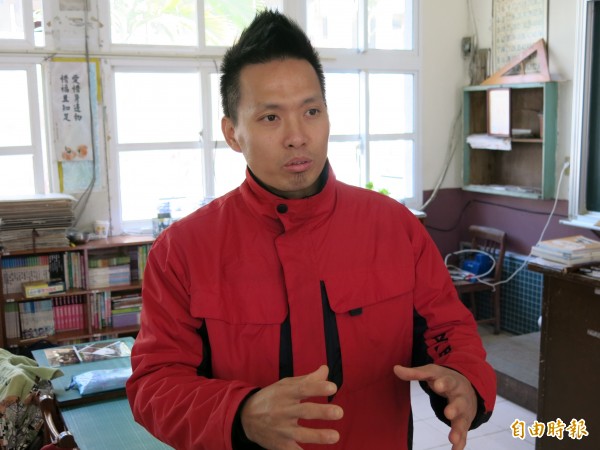 東河國小拔河隊教練林宗凱,述說著隊員們如何訓練。(記者鄭鴻達攝) 東河國小拔河隊教練林宗凱,述說著隊員們如何訓練。(記者鄭鴻達攝)