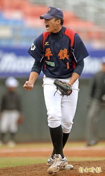 平鎮高中王牌投手宋文華緊急登板救援,替球隊守住勝利,也保住衛冕的機會。(記者林正堃攝) 平鎮高中王牌投手宋文華緊急登板救援,替球隊守住勝利,也保住衛冕的機會。(記者林正堃攝)
