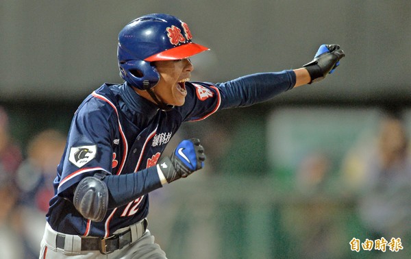 桃農趁大理換投,9局下靠楊家勝敲出再見安打,以3:2驚險晉級4強。(記者林正堃攝) 桃農趁大理換投,9局下靠楊家勝敲出再見安打,以3:2驚險晉級4強。(記者林正堃攝)
