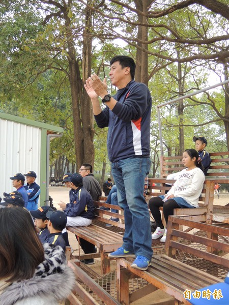 台南市協進A隊先發投手何恭慶的父親何信標,在場邊加油吶喊。(記者郭羿婕攝) 台南市協進A隊先發投手何恭慶的父親何信標,在場邊加油吶喊。(記者郭羿婕攝)