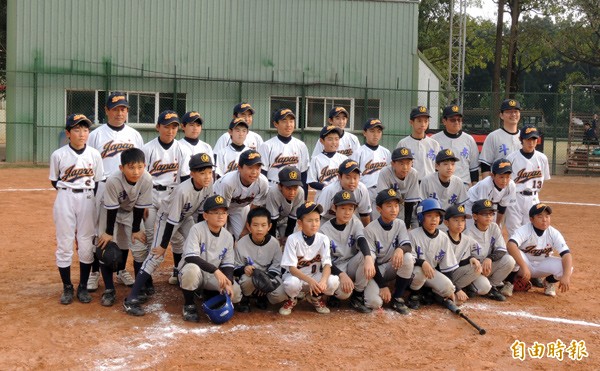 雲林斗南隊與日本IBA宮城隊賽後合影留念。(記者郭羿婕攝) 雲林斗南隊與日本IBA宮城隊賽後合影留念。(記者郭羿婕攝)
