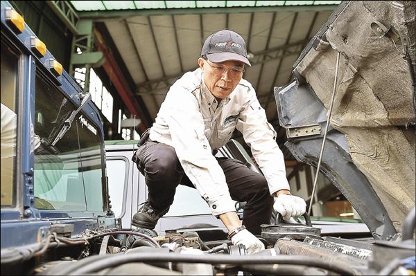 角逐世界盃達卡拉力大賽車隊,多半有企業及車廠的金援,但陳和皇則憑靠個人力量集資參賽。 角逐世界盃達卡拉力大賽車隊,多半有企業及車廠的金援,但陳和皇則憑靠個人力量集資參賽。