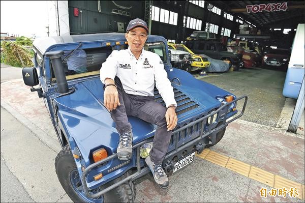 為籌措世界盃達卡拉力賽事資金,來自台中的越野車賽車手陳和皇拿出個人珍藏的十台骨董車出售。(記者廖耀東攝) 為籌措世界盃達卡拉力賽事資金,來自台中的越野車賽車手陳和皇拿出個人珍藏的十台骨董車出售。(記者廖耀東攝)