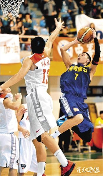 南湖高中曾柏喻切入投籃，昨天他狂轟34分、抓10籃板，是南湖能夠贏過南山的關鍵。（記者黃志源攝）