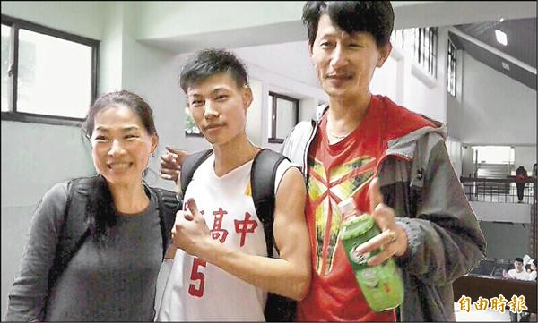 強恕後衛林秉聖（中）昨天過18歲生日，父母也到場加油。（記者陳筱琳攝）