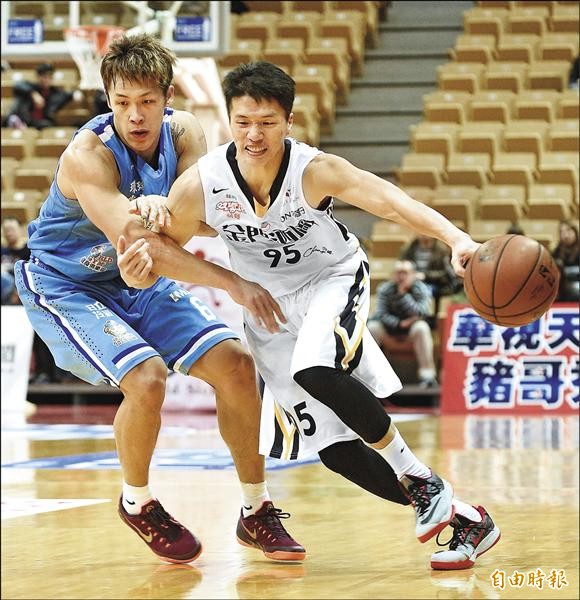 金酒陳靖寰(右)運球突破達欣的防守,賽後他直呼「打得很瞎」。(記者陳志曲攝) 金酒陳靖寰(右)運球突破達欣的防守,賽後他直呼「打得很瞎」。(記者陳志曲攝)