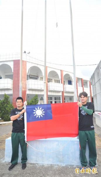 統一獅隊長潘武雄(左)和副隊長陳俊輝擔任升旗手,是兩人難得的初體驗。(記者黃志源攝) 統一獅隊長潘武雄(左)和副隊長陳俊輝擔任升旗手,是兩人難得的初體驗。(記者黃志源攝)