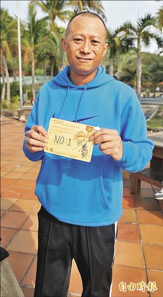 楊松弦奮力抗癌精神感動全隊,他在年度目標板上寫下「NO.1」。(記者黃志源攝) 楊松弦奮力抗癌精神感動全隊,他在年度目標板上寫下「NO.1」。(記者黃志源攝)