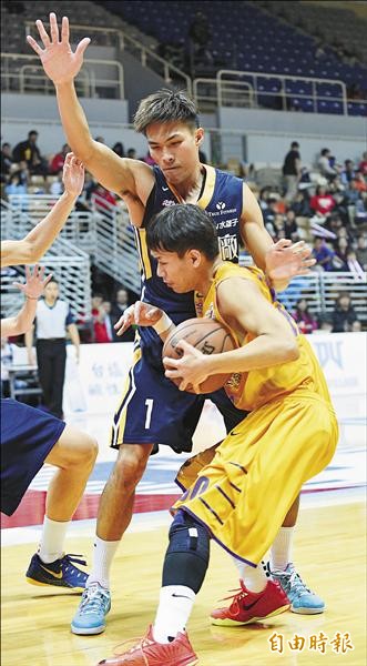 金酒郭少傑(後)攻守俱佳幫助球隊拿下勝利。(記者陳志曲攝) 金酒郭少傑(後)攻守俱佳幫助球隊拿下勝利。(記者陳志曲攝)