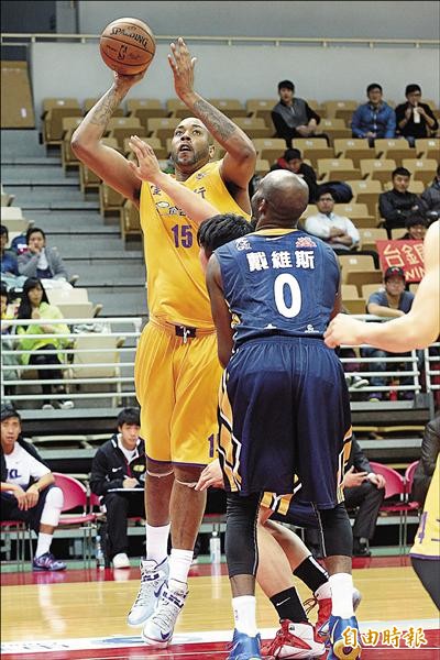 台銀洋將泰勒(左)回鍋首戰貢獻廿二分、廿一籃板。(記者陳志曲攝) 台銀洋將泰勒(左)回鍋首戰貢獻廿二分、廿一籃板。(記者陳志曲攝)