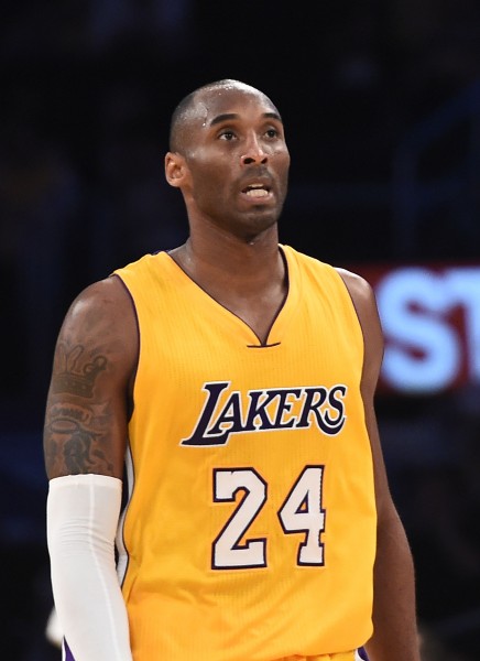 終場前Kobe一顆三分彈將比數追至3分差,不過最後一擊老大仍選擇自己來卻打鐵作收,打鐵哥Kobe整場19投3中,另靠罰球線上4分共拿下12分。(AFP) 終場前Kobe一顆三分彈將比數追至3分差,不過最後一擊老大仍選擇自己來卻打鐵作收,打鐵哥Kobe整場19投3中,另靠罰球線上4分共拿下12分。(AFP)