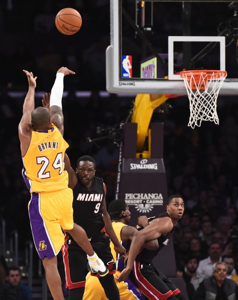 湖人一哥布萊恩(Kobe Bryant)在近來的比賽中頻頻缺陣,不過今日老大倒是回到場上,先發出戰熱火。(AFP) 湖人一哥布萊恩(Kobe Bryant)在近來的比賽中頻頻缺陣,不過今日老大倒是回到場上,先發出戰熱火。(AFP)