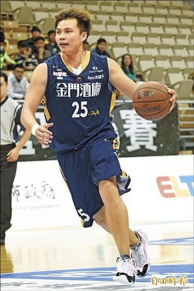 金酒前鋒鄧安誠砍下16分助隊緊咬比分,可惜終場仍不敵達欣。(記者陳志曲攝) 金酒前鋒鄧安誠砍下16分助隊緊咬比分,可惜終場仍不敵達欣。(記者陳志曲攝)