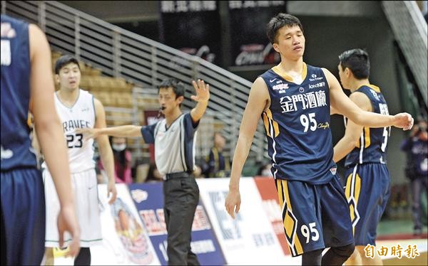 金酒陳靖寰(右前)大動作犯規,勇士張羽霖不滿推了他一把。(記者林正堃攝) 金酒陳靖寰(右前)大動作犯規,勇士張羽霖不滿推了他一把。(記者林正堃攝)