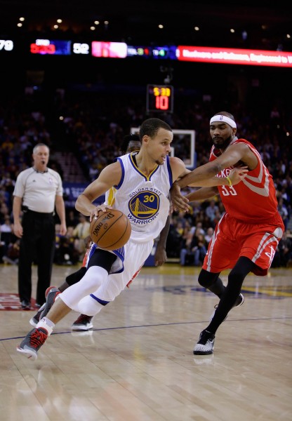 勇士今天主場迎戰火箭,「萌神」柯瑞(Stephen Curry)(左)率領勇士126:113獲勝出氣,本季4連勝橫掃火箭。(法新社) 勇士今天主場迎戰火箭,「萌神」柯瑞(Stephen Curry)(左)率領勇士126:113獲勝出氣,本季4連勝橫掃火箭。(法新社)